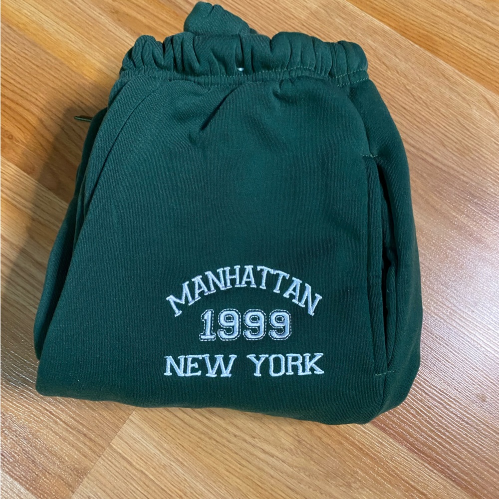 Green Manhattan New York Sweats